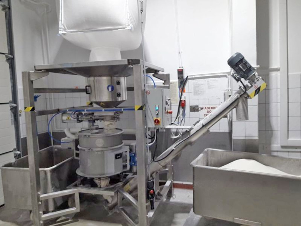 Big-bag discharge station with an inclined screw conveyor